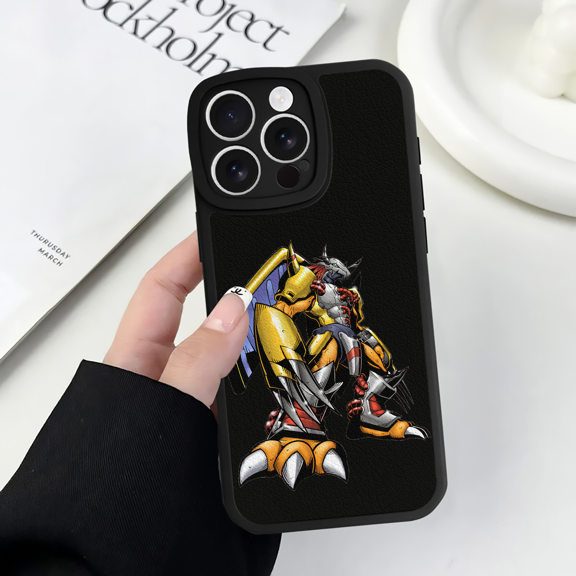 （画像用） Digimon デジタルモンスター/デジモン 【iPhone 16シリーズ対応】シリコンスマホケース（レザー調） 材質：シリコン